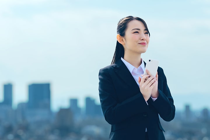 空を見上げる女性