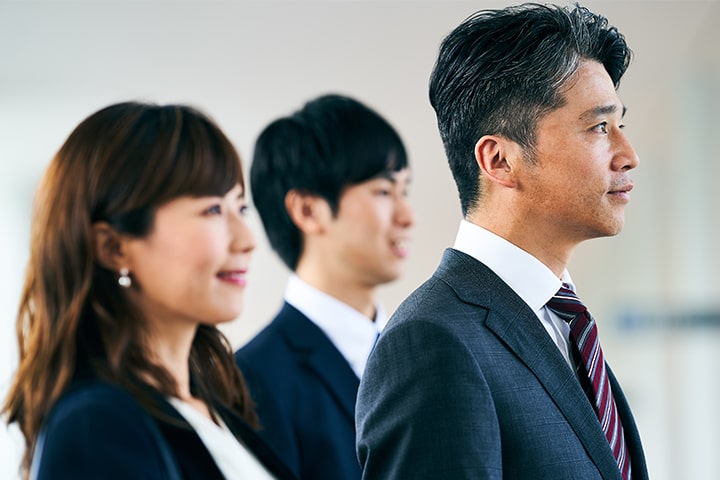 スーツ姿の男性と女性