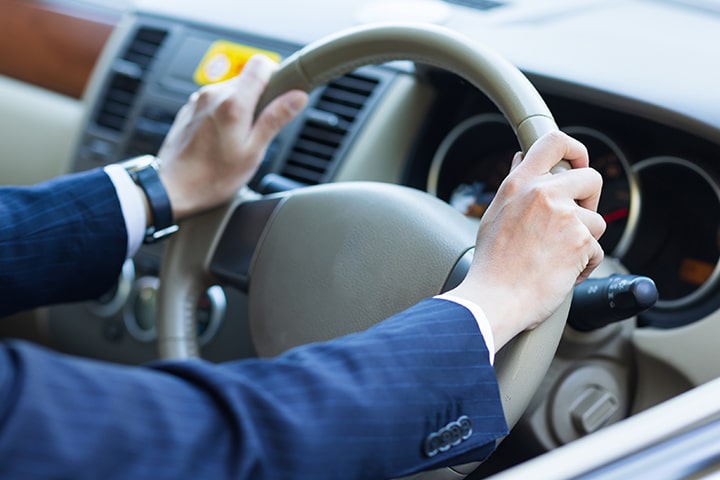 車のハンドルを握る男性